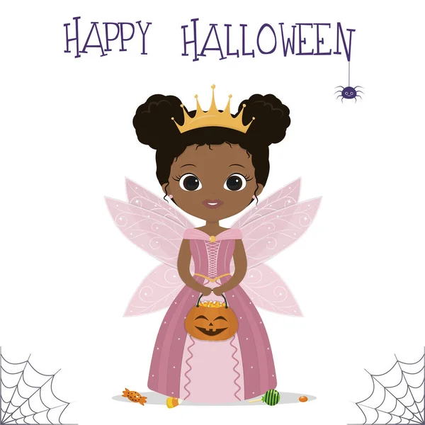 Fiesta de Halloween. Linda chica afroamericana vestida como una princesa de hadas con alas y una corona, sosteniendo una calabaza con maíz dulce y piruletas, una araña y una tela. Postal, vector. — Vector de stock