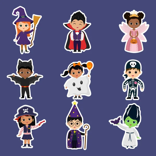 Sada nálepek s dvanácti postavičkami z Halloweenské párty pro děti. Děti v barevných halloweenských kostýmech kreslený styl. Vektor. — Stockový vektor