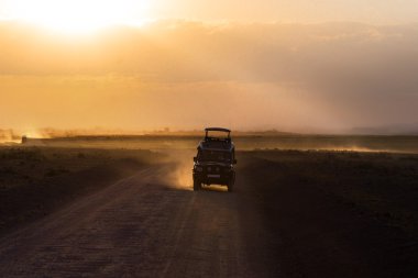 Günbatımı Afrika Savannah, safari araba ve hayvanlar, Afrika, Kenya, Amboseli Ulusal Park siluetleri