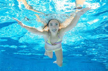 Çocuk havuzunda sualtı yüzüyor, kız su, etkin çocuk spor aile tatil altında eğlenir