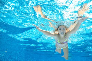 Çocuk havuzunda sualtı yüzüyor, kız su, etkin çocuk spor aile tatil altında eğlenir