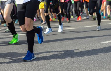 Maraton koşu yarışı, ayaklar yolda, spor, fitness ve sağlıklı yaşam tarzı konsepti