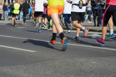 Maraton koşu yarışı, ayaklar yolda, spor, fitness ve sağlıklı yaşam tarzı konsepti