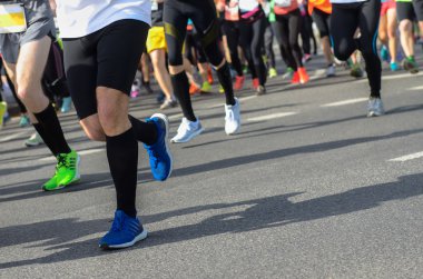 Maraton koşu yarışı, ayaklar yolda, spor, fitness ve sağlıklı yaşam tarzı konsepti