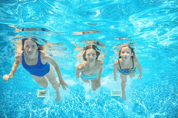 Família nada na piscina debaixo d 'água, mãe ativa feliz e crianças se divertir debaixo d' água, crianças esporte em férias em família — Fotografia de Stock