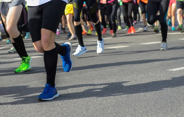 Гонка марафона, бегуны ногами на дороге, спорт, фитнес и здоровый образ жизни — стоковое фото