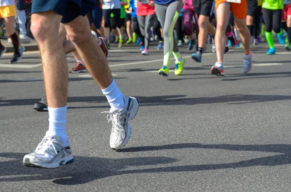 マラソンランニングレース、道路上のランナーの足、スポーツ、フィットネス、健康的なライフスタイルの概念 — ストック写真