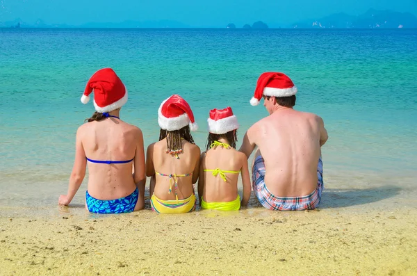 Family in santa hats having fun on beach vacation, new year and christmas holiday concept — Stock Photo, Image