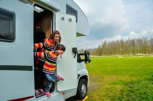 Niños en autocaravana (rv), viajes en familia en autocaravana de vacaciones — Foto de Stock