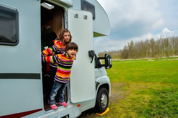 Niños en autocaravana (rv), viajes en familia en autocaravana de vacaciones — Foto de Stock