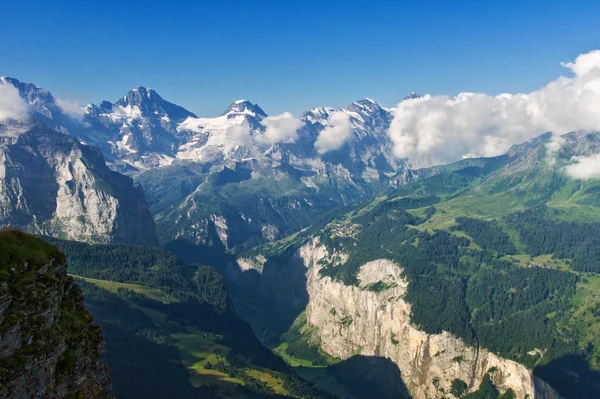 Красивый идиллический пейзаж Альп с горами летом, Швейцария — стоковое фото