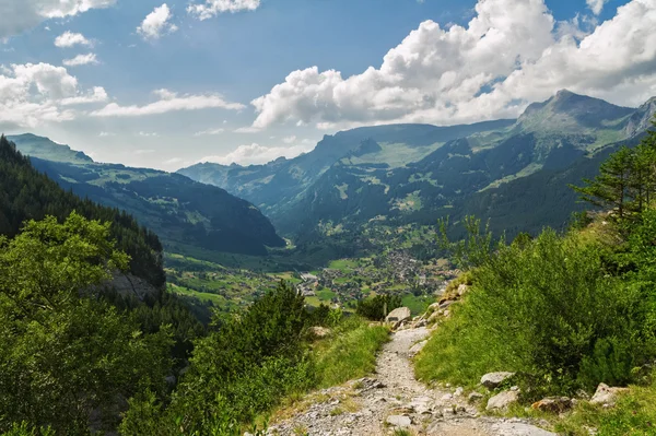Красивые идиллические Альпы пейзаж и тропа, горы летом, Швейцария — стоковое фото