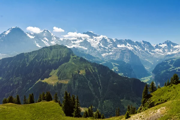 Mooie idyllische Alpen landschap met bergen in de zomer, Zwitserland — Stockfoto