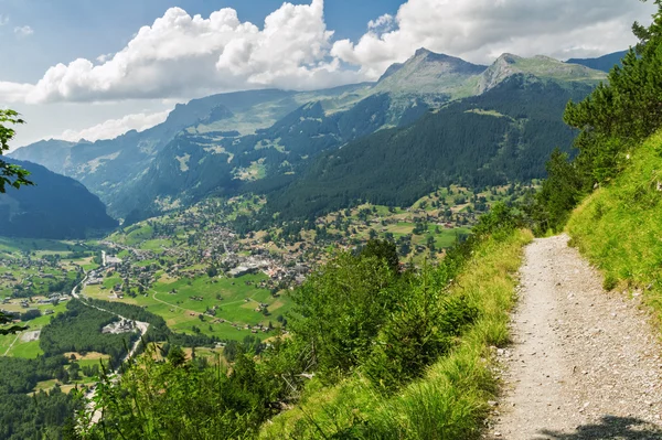 Mooie idyllische landschap van de Alpen en de trail, de bergen in de zomer, Zwitserland — Stockfoto