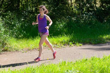 Aktif kadın koşucu koşu Parkı, açık havada çalışan, spor ve sağlıklı yaşam konsepti