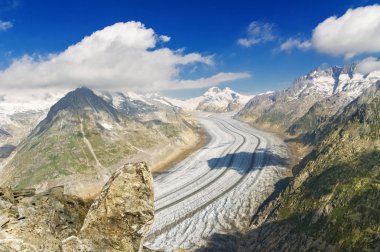 Alpler'de Aletsch buzulu, dağlarda yaz, İsviçre