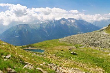 Yaz aylarında göl ve dağlar ile güzel pastoral Alpler manzara, İsviçre