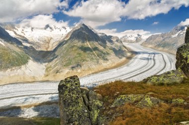 Alpler'de Aletsch buzulu, dağlarda yaz, İsviçre