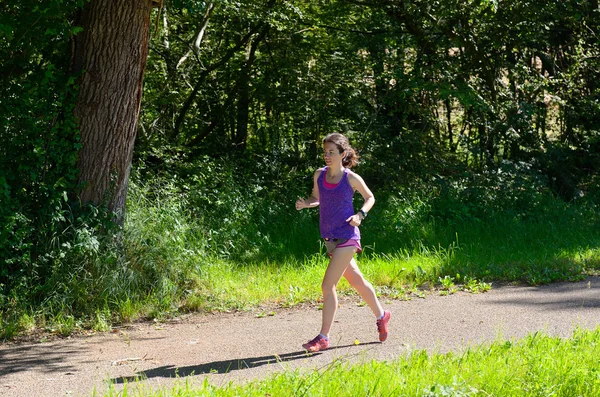 Mujer activa corredora trotando en el parque, correr al aire libre, deporte y estilo de vida saludable concepto — Foto de Stock