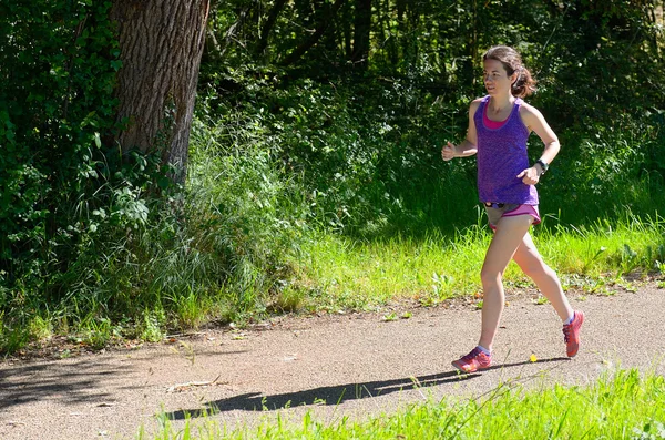 Mujer activa corredora trotando en el parque, correr al aire libre, deporte y estilo de vida saludable concepto —  Fotos de Stock