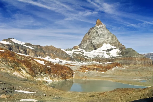 Όμορφο ειδυλλιακό τοπίο των Άλπεων με λίμνη και βουνά το καλοκαίρι, Ελβετία — Φωτογραφία Αρχείου