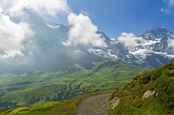 Belos Alpes idílicos paisagem e trilha, montanhas no verão, Suíça — Fotografia de Stock