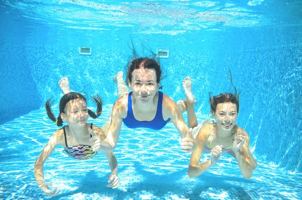 Familie schwimmt im Pool unter Wasser, glückliche aktive Mutter und Kinder haben Spaß, Kindersport im Urlaub — Stockfoto