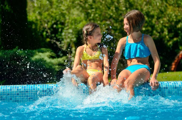 Letní fitness, děti v bazénu si zábavu, usmívající se dívky úvodní ve vodě, děti na rodinnou dovolenou — Stock fotografie
