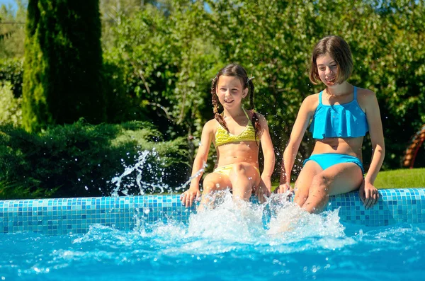 Aptidão de verão, as crianças na piscina se divertem, meninas sorridentes espirram na água, crianças em férias em família — Fotografia de Stock