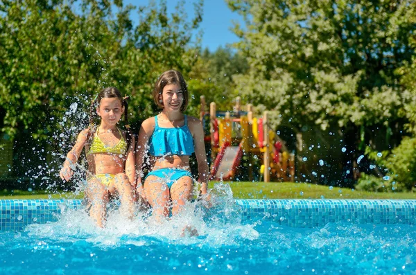 Crianças na piscina se divertir e respingo na água, crianças em férias em família — Fotografia de Stock