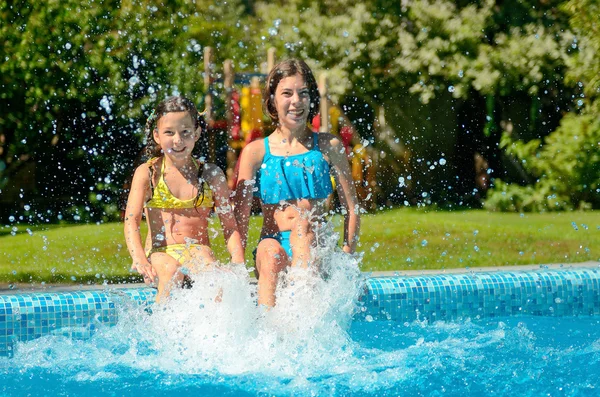 Kinder im Schwimmbad haben Spaß und planschen im Wasser, Kinder im Familienurlaub — Stockfoto