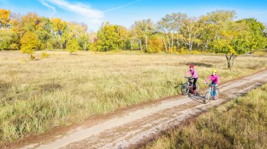 Bisikletli aile, sonbahar bisikleti açık havada, aktif anne ve çocuk bisiklette, mutlu aile havadan görünüyor sonbahar parkında çocuklu, spor ve spor konsepti