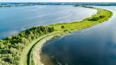 Kuzey Hollanda, Hollanda 'nın yukarıdan, manzarasından ve doğasından baraj üzerindeki yolun hava aracı görüntüsü