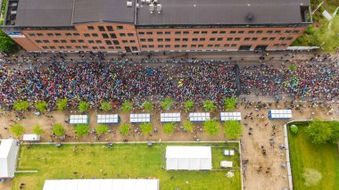 Maraton koşu yarışı, yukarıdan gelen birçok koşucuyla başlangıç ve bitiş çizgisi, yol yarışı, spor müsabakası, Kopenhag maratonu, Danimarka