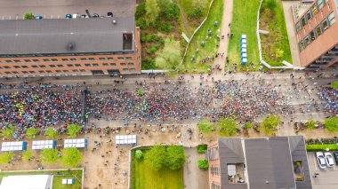 Maraton koşu yarışı, yukarıdan gelen birçok koşucuyla başlangıç ve bitiş çizgisi, yol yarışı, spor müsabakası, Kopenhag maratonu, Danimarka