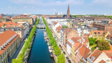 Kopenhag ufuk çizgisinin güzel hava manzarası Nyhavn tarihi iskele limanı ve kanalı renkli binalar ve eski Kopenhag, Danimarka 'da bulunan tekneler.