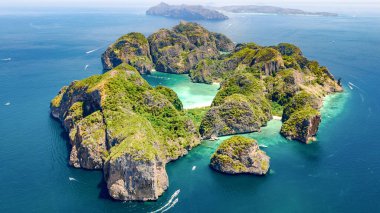 Tropikal Ko Phi adasının insansız hava aracı görüntüsü, açık mavi plajlar ve tekneler yukarıdan Andaman deniz suyu, Tayland, Yengeç Adaları 'nın güzel takımadaları