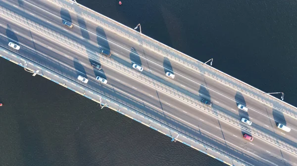 上から多くの車の橋道路自動車交通の空中トップビュー 都市交通の概念 — ストック写真