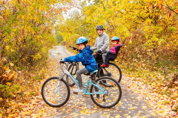 Family Cycling Golden Autumn Park Active Father Kids Ride Bikes — Stock Photo, Image