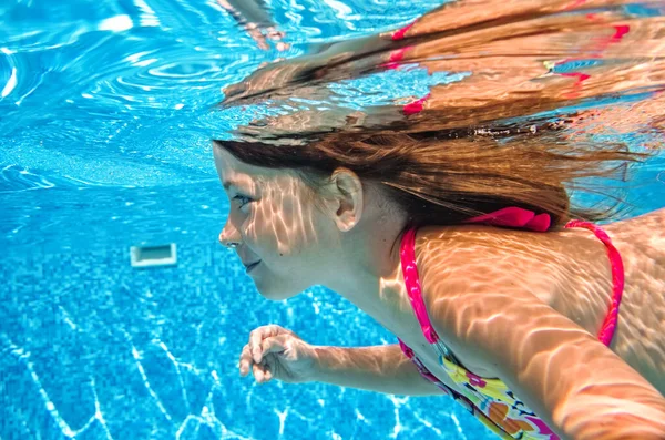 Kleines Kind Schwimmt Unter Wasser Schwimmbad Fröhliches Aktives Mädchen Taucht — Stockfoto