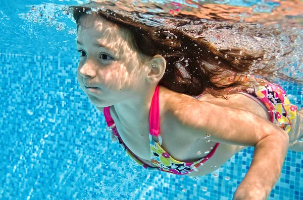 Bambino Nuota Sott Acqua Piscina Felice Bambina Attiva Tuffa Diverte — Foto Stock