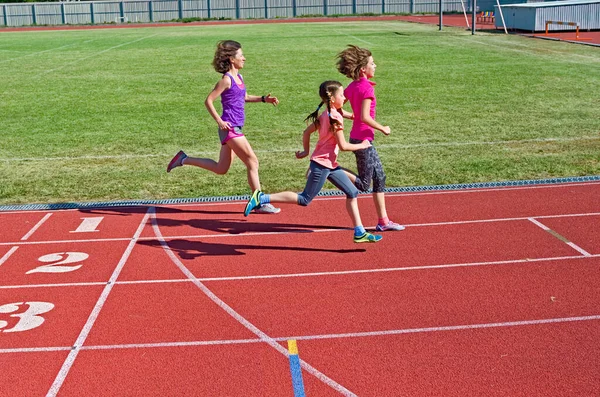 Familienfitness Mutter Und Kinder Laufen Auf Stadionbahn Training Und Kinder — Stockfoto