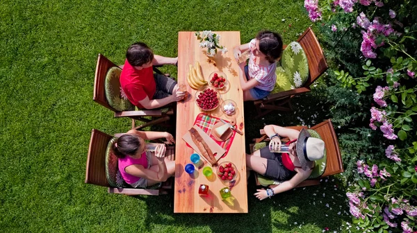 Famille Amis Mangent Ensemble Extérieur Lors Une Garden Party Estivale — Photo