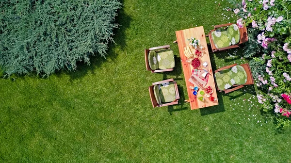 Table Décorée Avec Fromage Des Fraises Des Fruits Dans Une — Photo