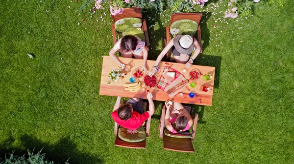Aile Arkadaşlar Yaz Bahçe Partisinde Dışarıda Birlikte Yemek Yiyorlar Yukarıdan — Stok fotoğraf