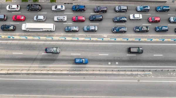 Karayolu Otomobil Trafiğinin Yukarıdan Havadan Görünüşü Şehir Ulaşımı Kavramı — Stok fotoğraf