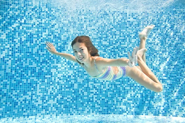 Παιδί Κολυμπά Κάτω Από Νερό Στην Πισίνα Χαρούμενη Ενεργή Έφηβη — Φωτογραφία Αρχείου
