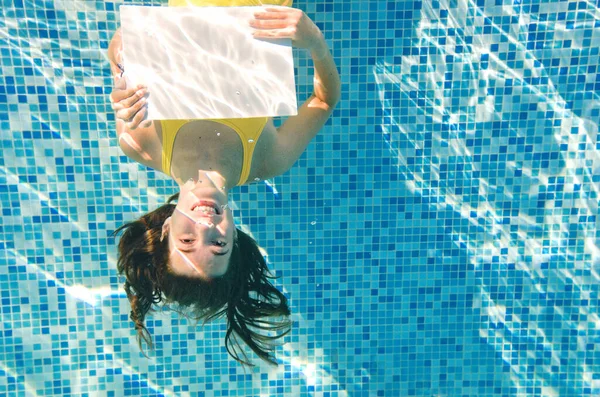 Menina Bonita Segurando Placa Branca Branco Piscina Sob Água Fitness — Fotografia de Stock