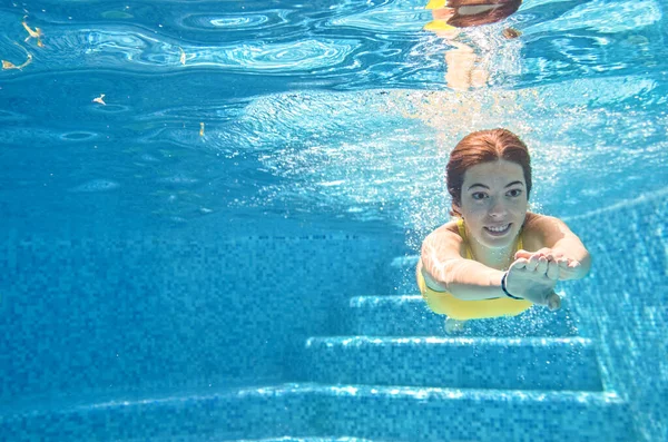 Copilul Înoată Subacvatic Piscină Adolescentă Activă Fericită Scufundă Distrează Sub — Fotografie, imagine de stoc
