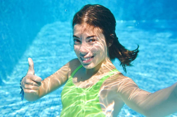 Kind Zwemt Onder Water Zwembad Gelukkig Actieve Tiener Meisje Duikt — Stockfoto